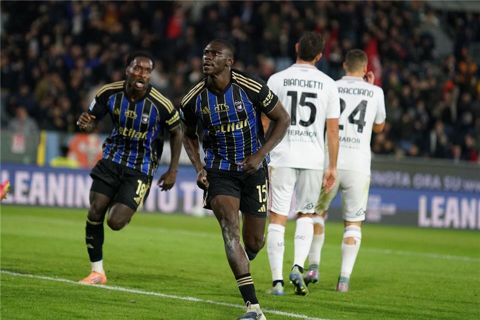 Torschütze Idrissa Touré (M) sorgte für Pisas ersten Sieg in der Serie A seit 34 Jahren.Alessandro La Rocca/LaPresse/dpa