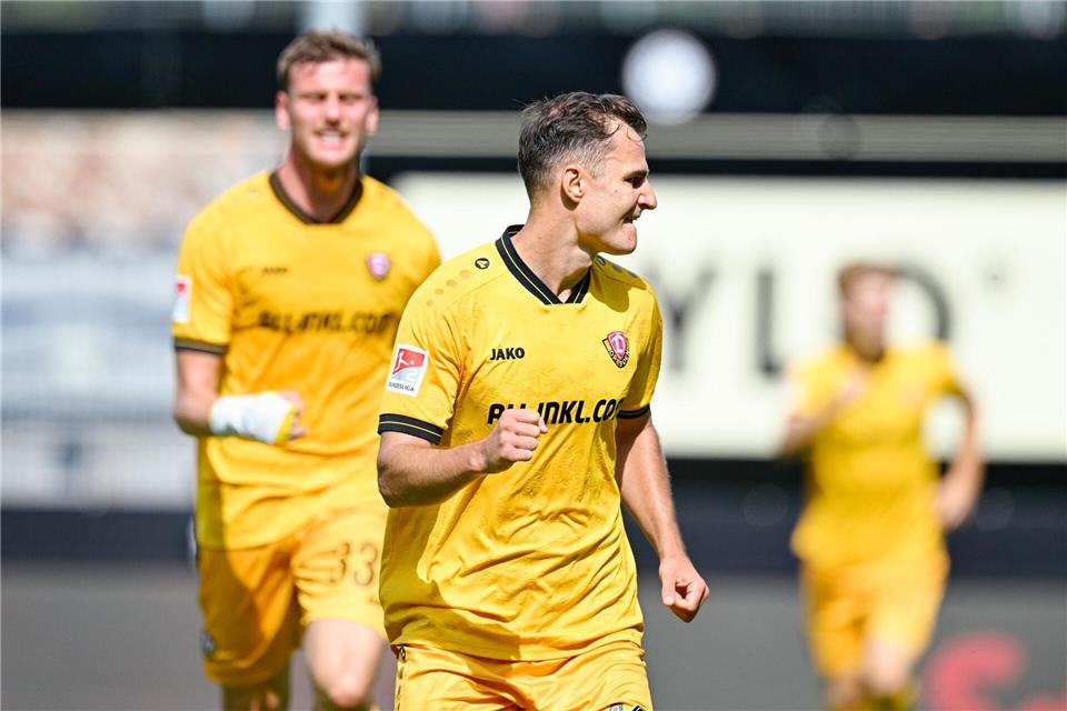 Torschütze Jakob Lemmer (vorne, Dynamo Dresden) jubelt mit Christoph Daferner (Dynamo Dresden) über das Tor zum 1:2.Uwe Anspach/dpa