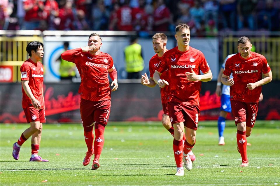Torschütze Marlon Ritter (2.v.l.) darf mit dem 1. FC Kaiserslautern weiter auf den Relegationsplatz hoffen.Uwe Anspach/dpa