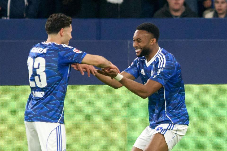 Schalker Aufstiegsträume haben einen Namen: Miron Muslic Torschütze Moussa Sylla (r) jubelt mit dem Vorlagengeber Soufiane El-Faouzi.Bernd Thissen/dpa