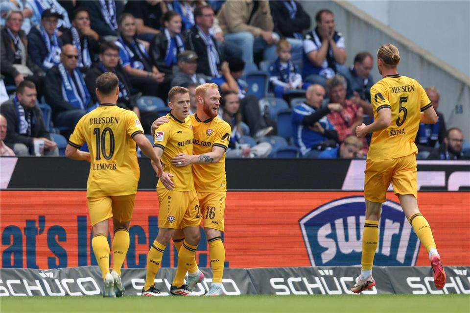Torschütze Niklas Hauptmann (2.v.l, Dynamo Dresden) feiert seinen Treffer zur 1:0-Führung.Friso Gentsch/dpa