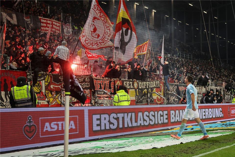 Torschütze Rani Khedira von Union Berlin) feiert nach dem Abpfiff mit den Fans.Christian Charisius/dpa