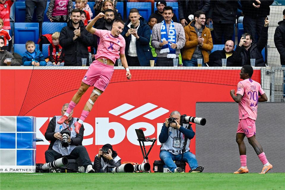 Heimsieg in Pink und mit Schleife: Hoffenheim beendet Misere  Torschütze Tim Lemperle (l.) jubelt nach seinem Tor gegen Heidenheim.Uwe Anspach/dpa