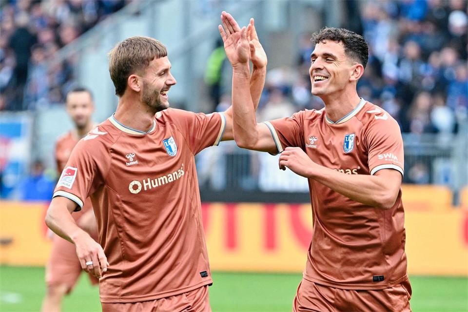 Torschütze Tobias Müller (r) und Torben Müsel klatschen abUwe Anspach/dpa