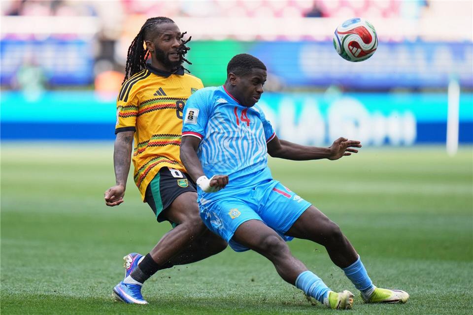 Torschütze Tuanzebe (rechts) im Zweikampf mit dem Jamaikaner Palmer.Eduardo Verdugo/AP/dpa