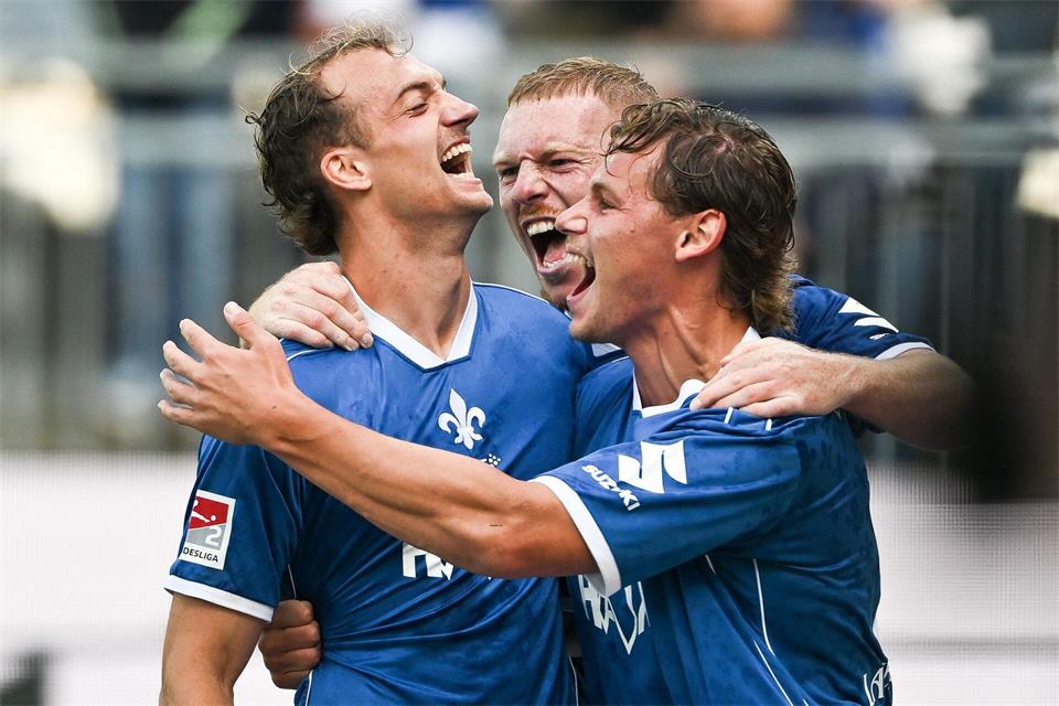 Torschütze Yannik Lührs, Kai Klefisch und Fynn Lakenmacher (l-r) bejubeln den Treffer zum 3:1-Endstand.Florian Wiegand/dpa