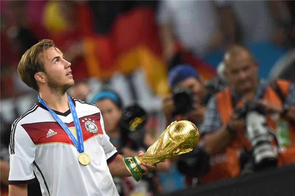 Torschütze mit WM-Trophäe. (Archivbild)Marcus Brandt/Deutsche Presse-Agentur GmbH/dpa