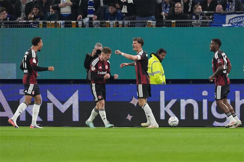 Torschütze und Anführer: Frankfurts Kapitän Robin Koch (3.v.l.).Marcus Brandt/dpa