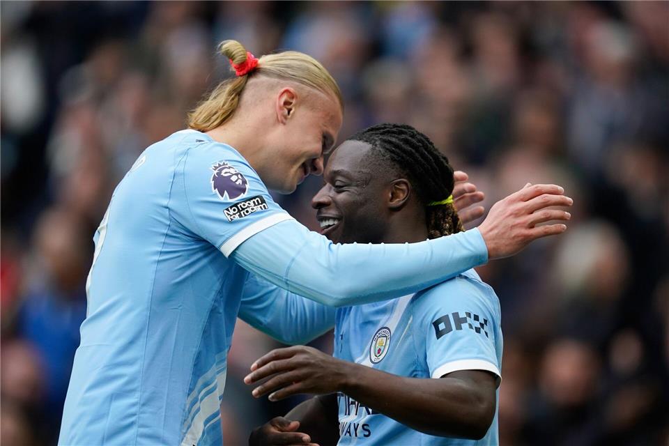 Torschützen unter sich: Erling Haaland (l) und Jeremy Doku trafen bei Manchester Citys Sieg gegen den FC Brentford.Dave Thompson/AP/dpa