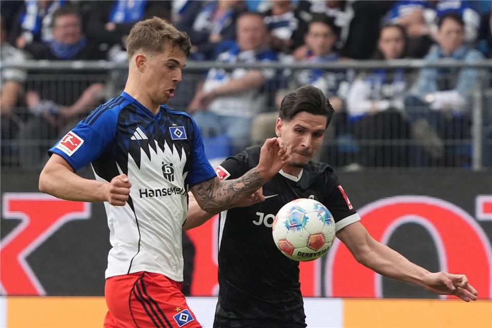Torschützen unter sich: HSV-Verteidiger Luka Vuskovic (l) und Freiburgs Igor Matanovic. Marcus Brandt/dpa