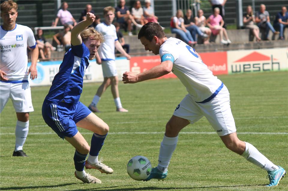 Torschützen unter sich: Hier setzt sich Gemens Kapitän Florian Girnth (rechts) im Dribbling gegen Ricardo Deiters durch. Am Ende triumphiert auch die Westfalia gegen den FC Epe.Triphaus