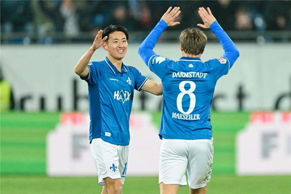Torschützen unter sich: Hiroki Akiyama (l) und Luca Marseiler.Uwe Anspach/dpa