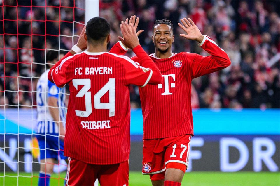 Torschützen unter sich: Michael Olise bedankt sich bei Ismael Saibari (l) nach dem 1:0. Tom Weller/dpa