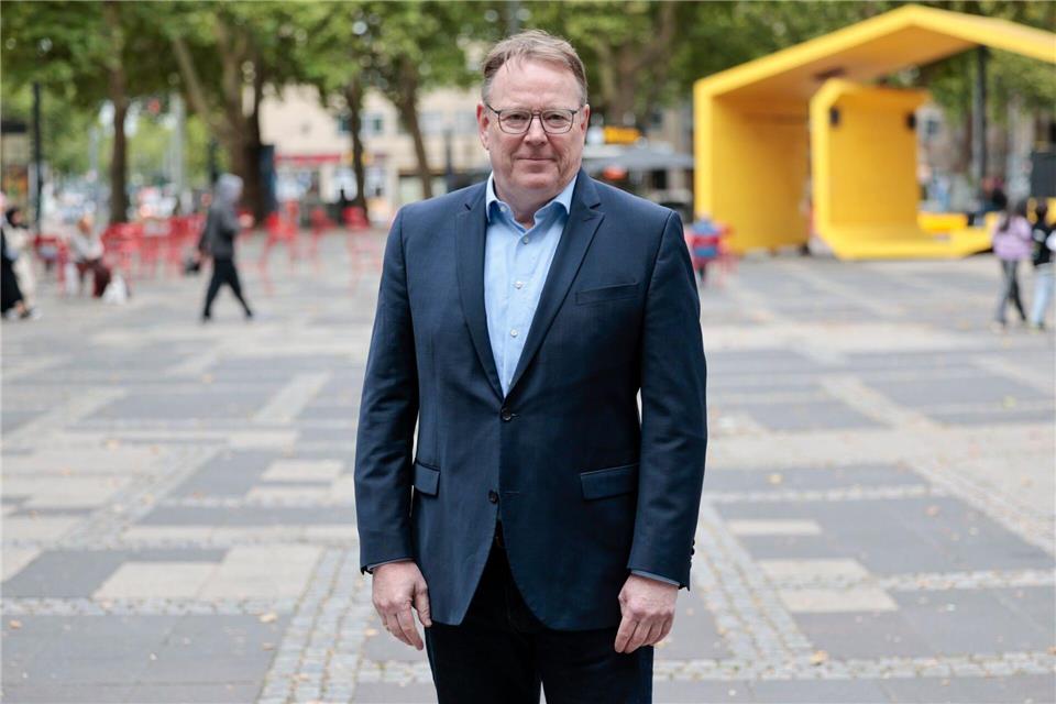 Torsten Burmester, SPD-Oberbürgermeisterkandidat in Köln, steht auf dem Neumarkt, einem Hotspot der Drogenszene in der Millionenstadt.Thomas Banneyer/dpa