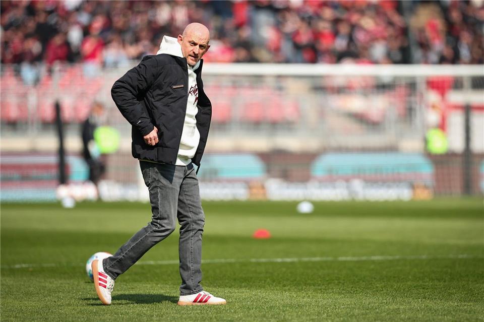 Torsten Lieberknecht trifft am Samstag auf seinen Vorgänger auf der Lauterer Trainerbank (Archivbild).Daniel Karmann/dpa