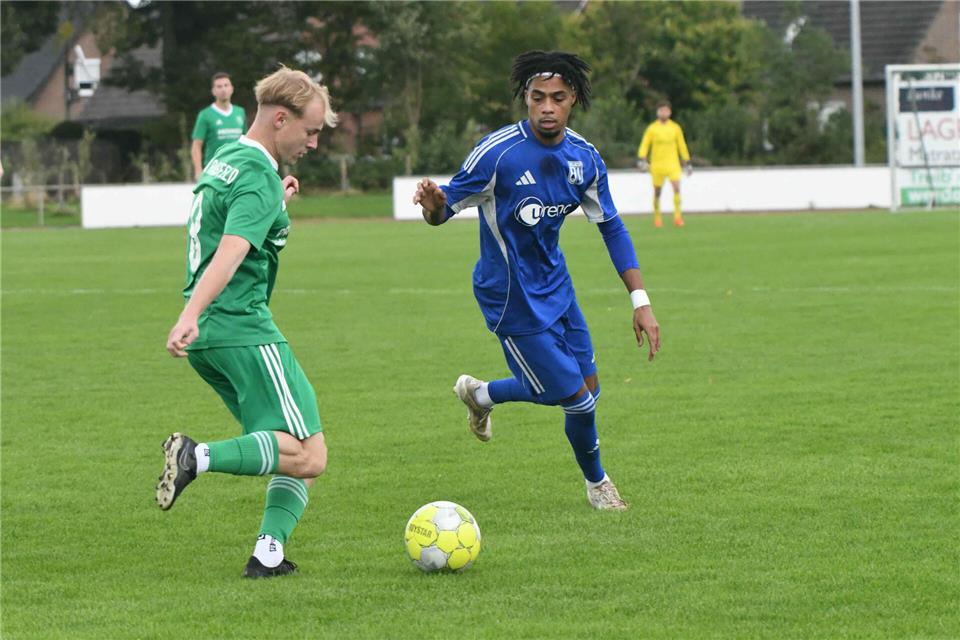 Torvorbereiter beim 2:1 gegen den FC Epe: Alexander Hölling ist eher am Ball als Schaquil Nicklas Soares. 