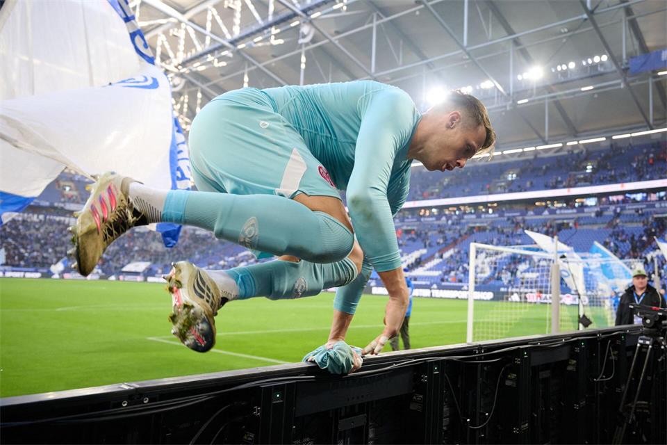 Torwart Alexander Schwolow und Mainz 05 nehmen die Hürde in Gelsenkirchen. Bernd Thissen/dpa