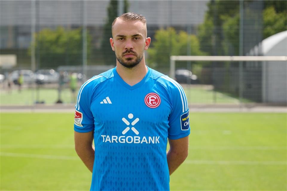 Torwart Florian Kastenmeier beim Fototermin.