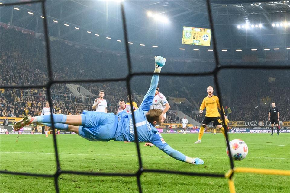 Torwart Jan Reichert (vorne, 1. FC Nürnberg) kann das Tor zum 1:1 nicht verhindern.Robert Michael/dpa