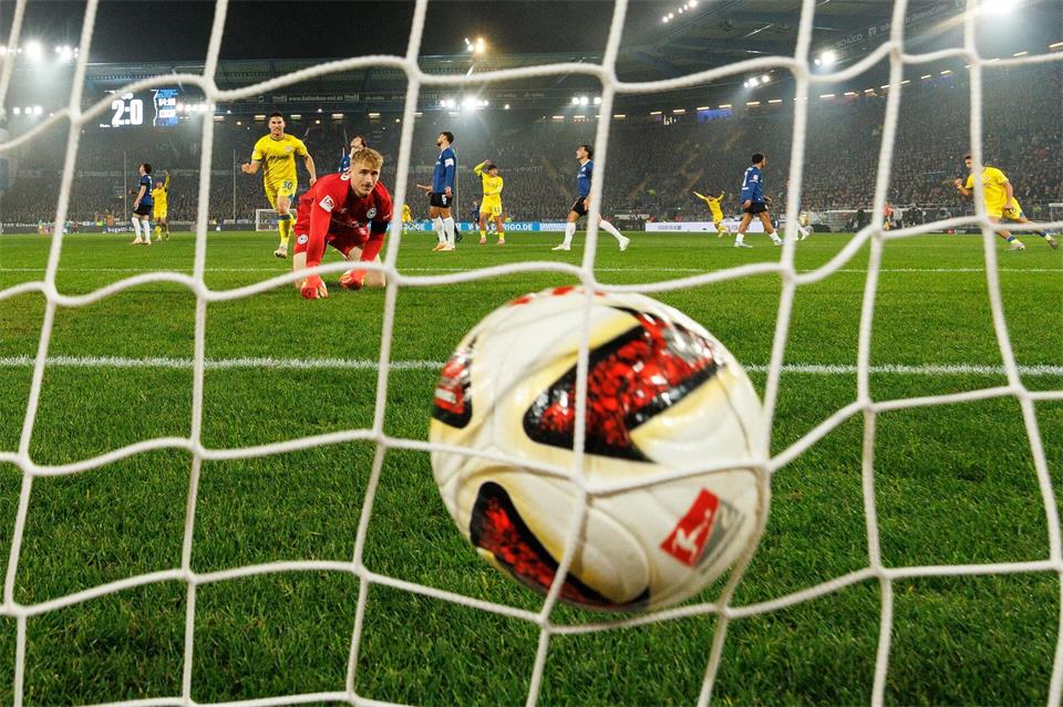 Torwart Jonas Kersken von Arminia Bielefeld kassiert den Treffer zum 2:1 gegen die Eintracht Braunschweig.Friso Gentsch/dpa