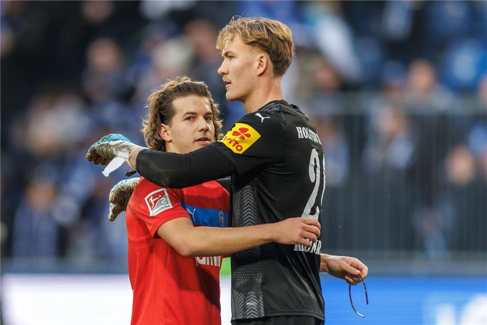 Torwart Jonas Krumrey (r) wird von Holstein Kiel zum VfL Osnabrück verliehen. (Archivbild) Andreas Gora/dpa