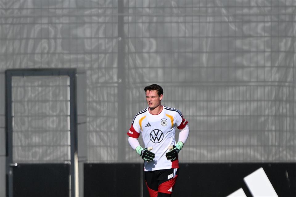 Torwart Jonas Urbig steht vor dem Debüt im DFB-Trikot. Federico Gambarini/dpa
