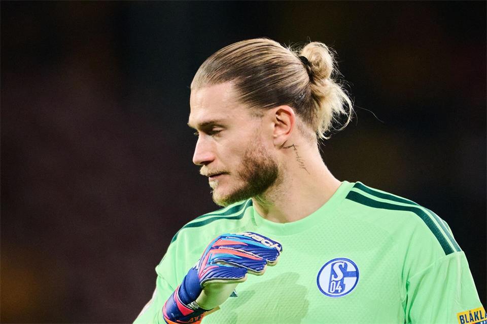 Torwart Loris Karius (Schalke 04) hadert mit der Leistung seines Teams. Robert Michael/dpa