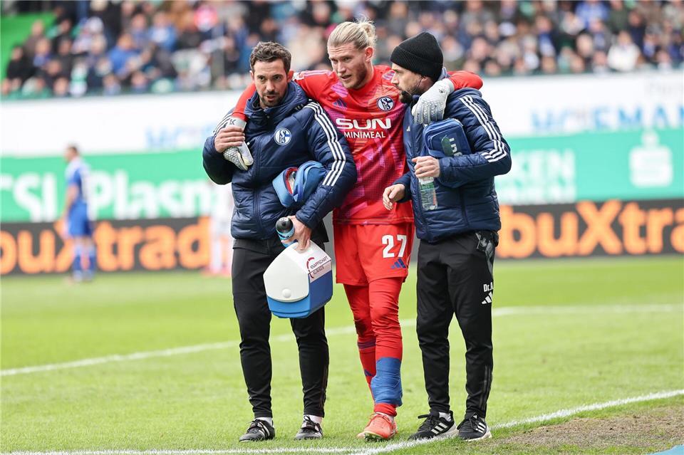 Torwart Loris Karius muss verletzt vom Feld.Daniel Löb/dpa