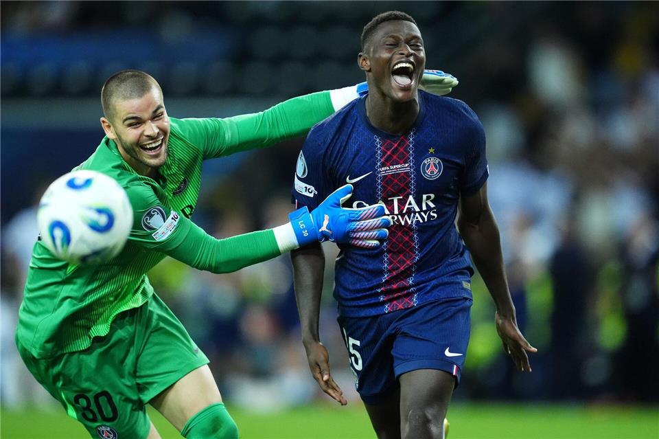 Torwart Lucas Chevalier (l) und Nuno Mendes von Paris Saint-Germain feiern den Supercup-Sieg gegen Tottenham Hotspur.Adam Davy/PA Wire/dpa