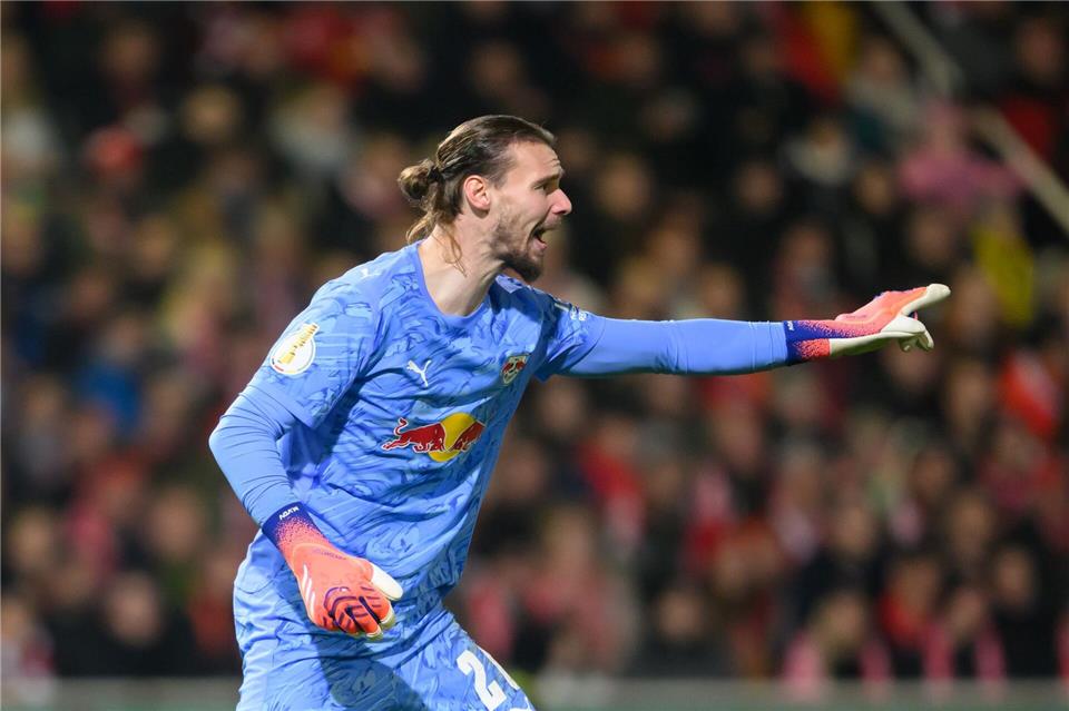 Todesfall überschattet Sieg von RB Leipzig in Cottbus  Torwart Maarten Vandevoordt (RB Leipzig) durfte wie schon in der ersten Pokalrunde im Tor starten. Robert Michael/dpa