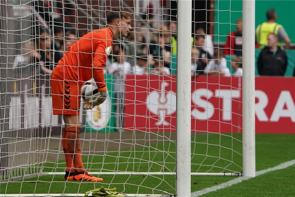Torwart Marius Liesegang hielt für Jena in Erfurt im Elfmeterschießen zwei Bälle. (Archivbild)Marcus Brandt/dpa
