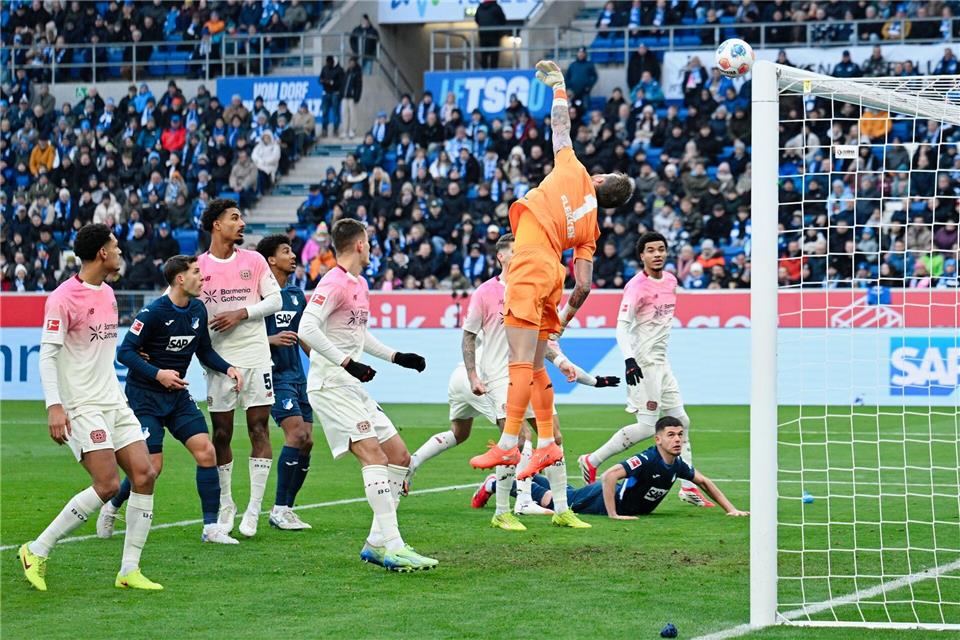 Torwart Mark Flekken düpiert: Der Ball fliegt zum 1:0 für Hoffenheim ins Netz. Uwe Anspach/dpa