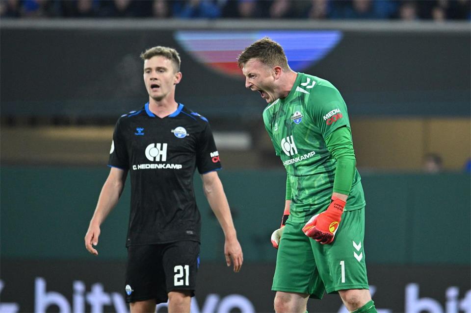Torwart Markus Schubert hielt den SC Paderborn mit starken Paraden im Spiel.Swen Pförtner/dpa