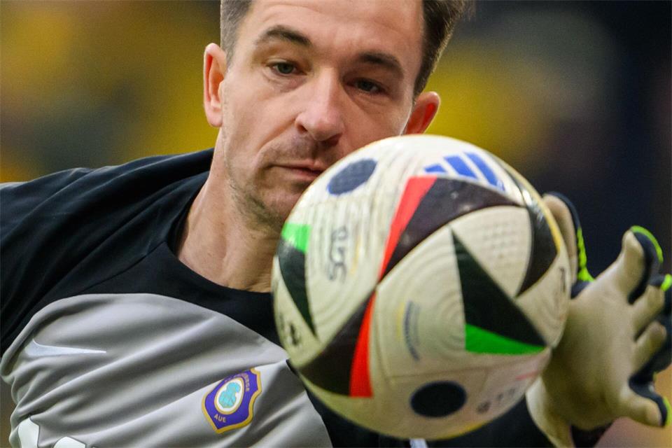 Torwart Martin Männel bestritt jetzt das 600. Pflichtspiel für den FC Erzgebirge Aue. (Archivbild)Robert Michael/dpa
