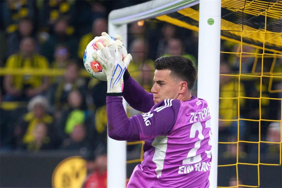 Torwart Michael Zetterer wechselt von Eintracht Frankfurt zu Leeds United. (Archivbild)Bernd Thissen/dpa