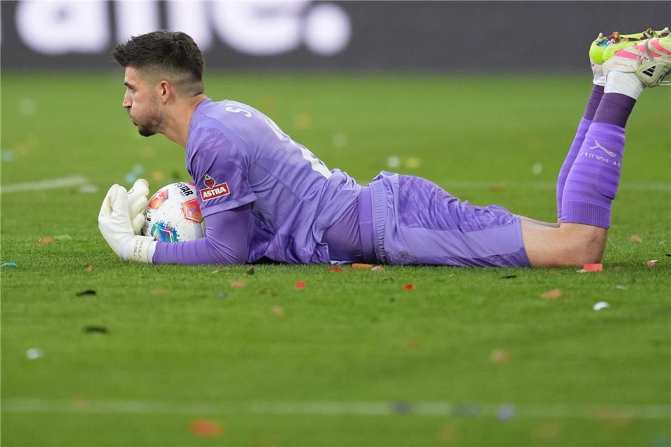 Hoffenheim siegt auswärts – St. Paulis Krise spitzt sich zu Torwart Nikola Vasilj (FC St. Pauli) sichert den Ball.Marcus Brandt/dpa