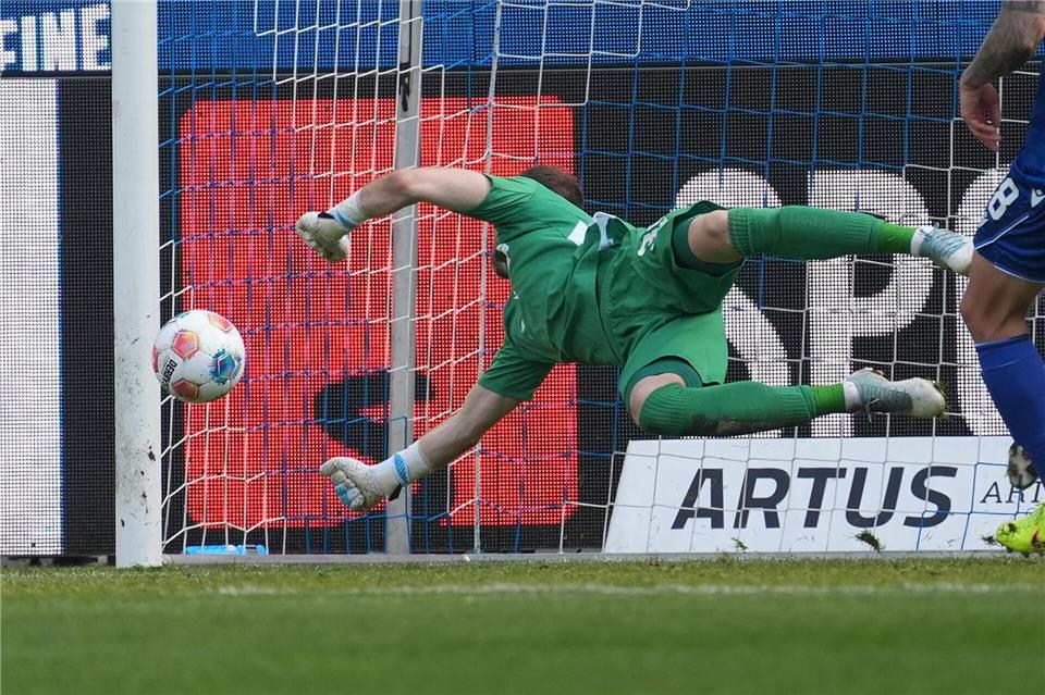 Torwart Robin Himmelmann erlebte ein ganz bitteres Debüt für den Karlsruher SC.Marc Schüler/dpa