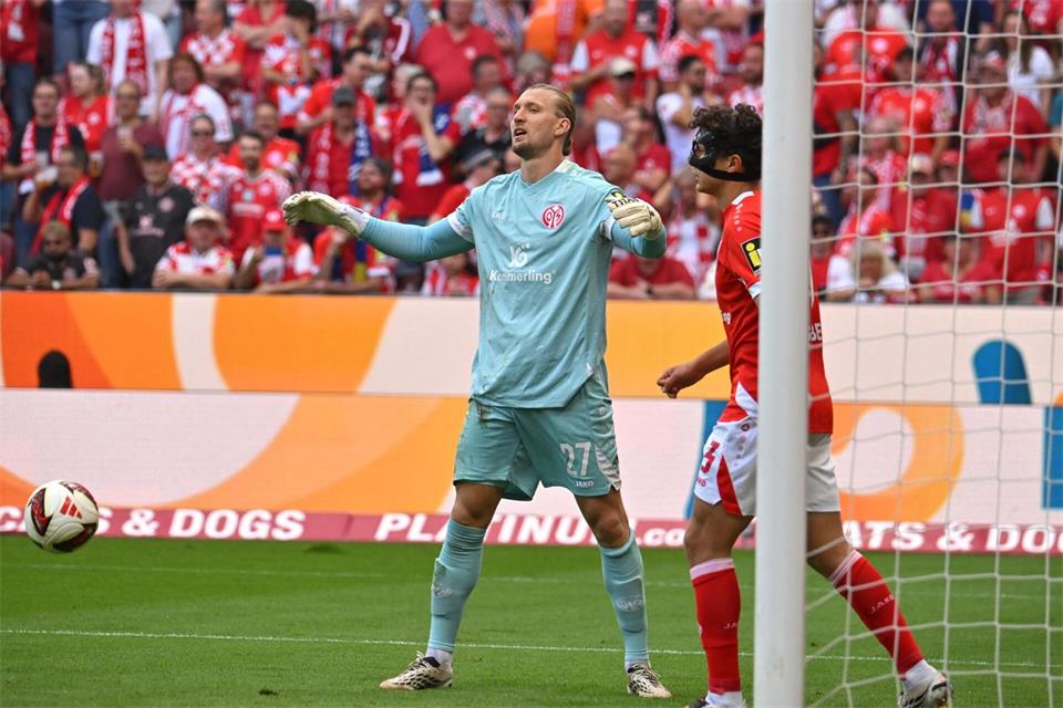 Torwart Robin Zentner musste gleich dreimal hinter sich greifen.Torsten Silz/dpa