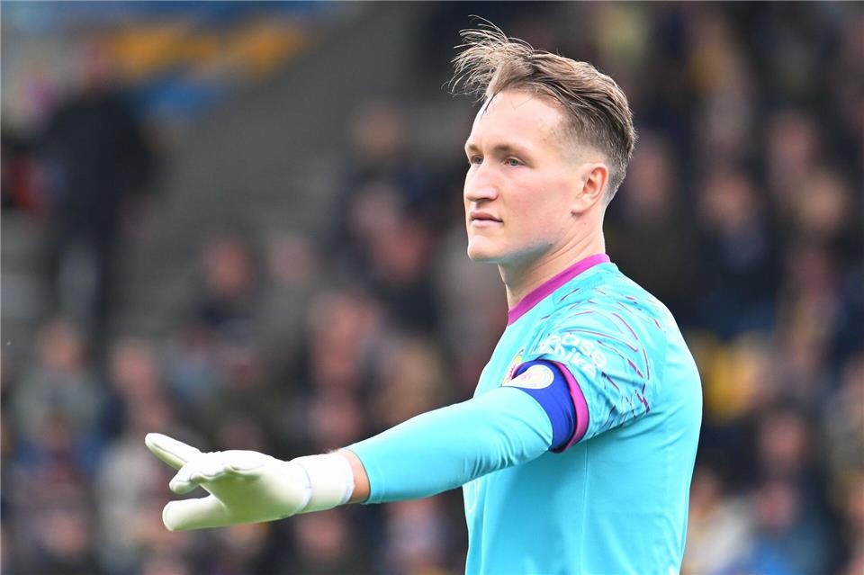 Torwart Ron-Thorben Hoffman bleibt Kapitän bei Eintracht Braunschweig. (Archivbild)Swen Pförtner/dpa