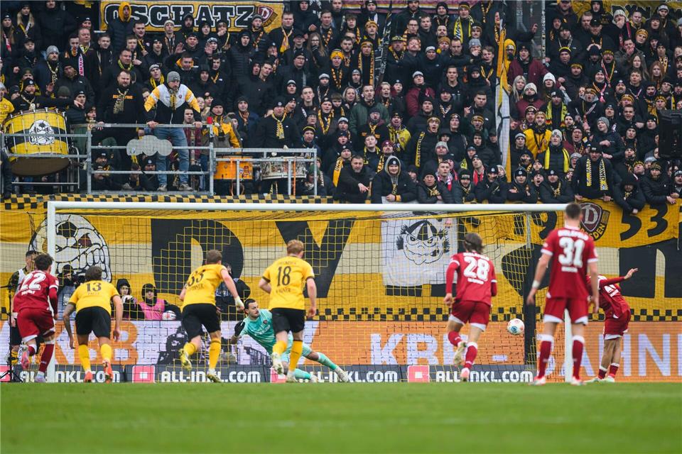 Torwart Tim Schreiber (Dynamo Dresden) kann einen Elfmeter zum 1:1 durch Tim Handwerker (Arminia Bielefeld, r) nicht halten.Robert Michael/dpa