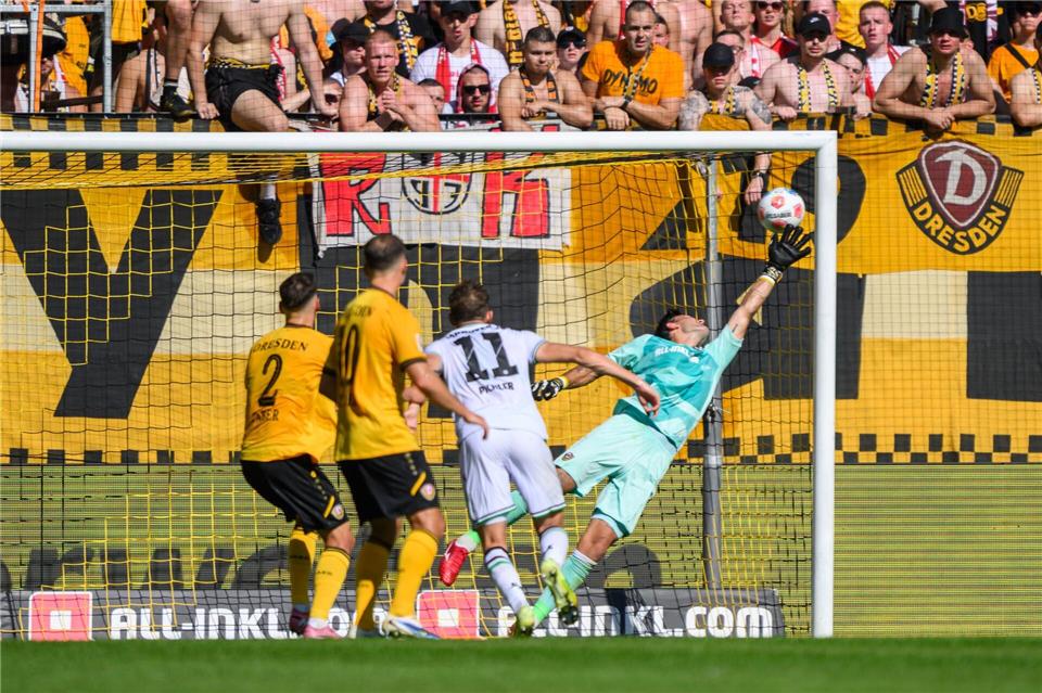 Torwart Tim Schreiber (Dynamo Dresden, r) kann das Tor zum 2:2 nicht verhindern.Robert Michael/dpa