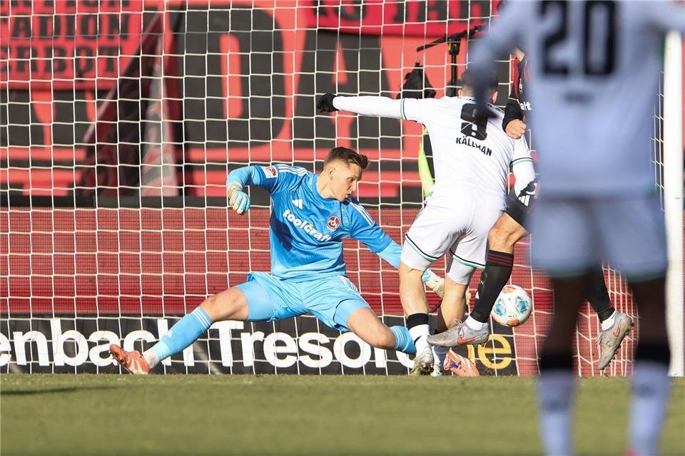 Torwart im Fokus: Jan Reichert hält einen Schuss von Hannovers Stürmer Benjamin Källman.Daniel Löb/dpa