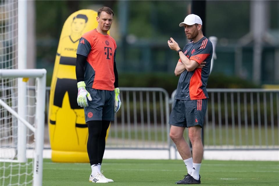Torwarttrainer Rechner (r) bleibt längerfristig beim FC Bayern.Sven Hoppe/dpa