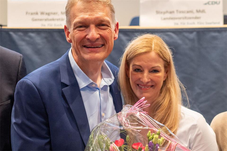 Toscani freut sich nach seiner Wahl zum SpitzenkandidatenHarald Tittel/dpa