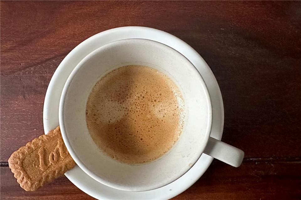 Total 2025: Frischer Kaffee und dazu ein kleiner Keks, ein Karamellkeks. (Archivbild)Gregor Tholl/dpa