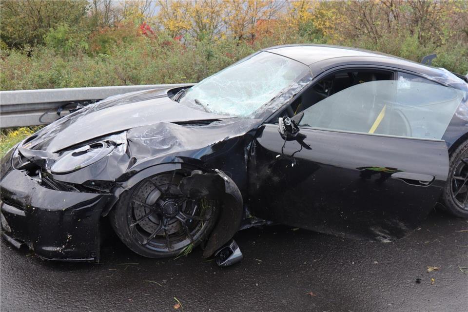 Totalschaden am Sportwagen. Menschen wurden glücklicherweise nicht verletzt.René Priebe/dpa