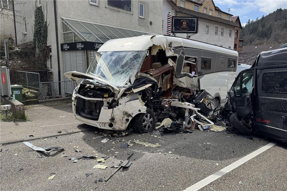 Totalschaden nach Crash zwischen Wohnmobil und Camper.Schulz/SDMG/dpa
