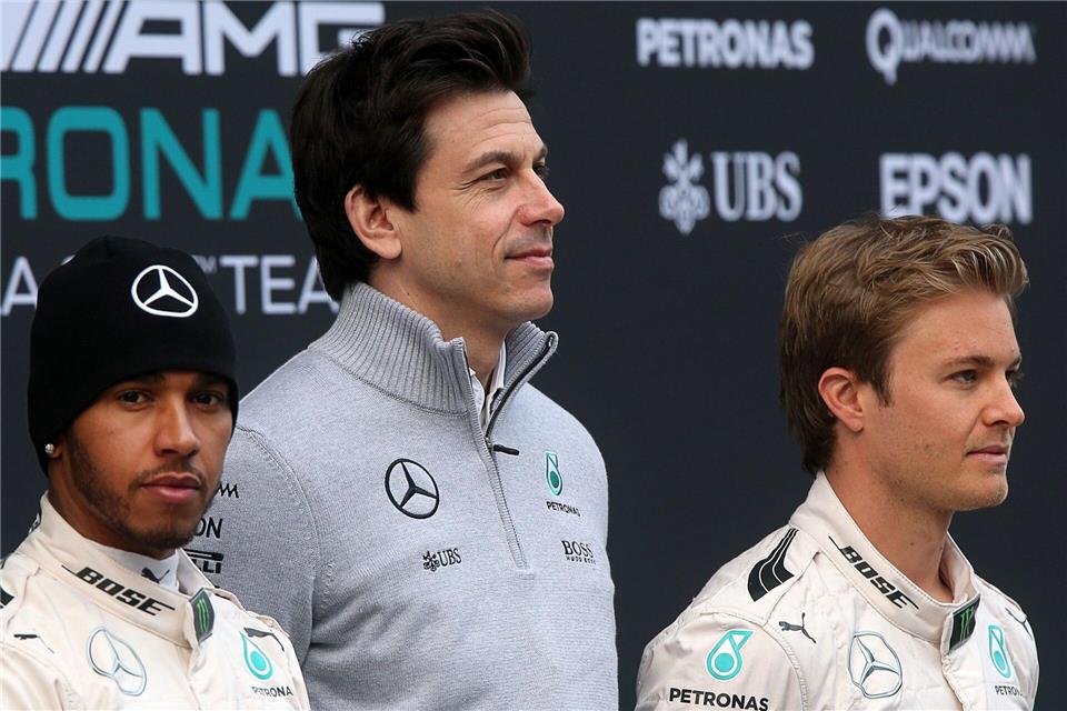 Toto Wolff (M) musste bei diesem Fahrerduo viel schlichten. (Archivbild)Jens Büttner/dpa