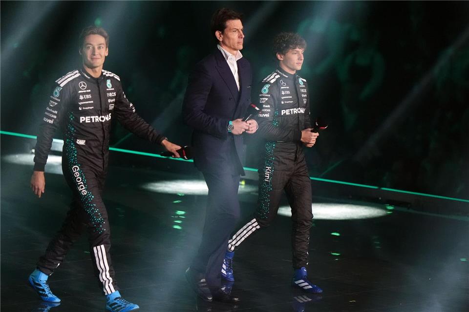 Toto Wolff setzt auch 2027 auf die Fahrer George Russell (links) und Kimi Antonelli (rechts). (Archivbild)Bradley Collyer/PA Wire/dpa