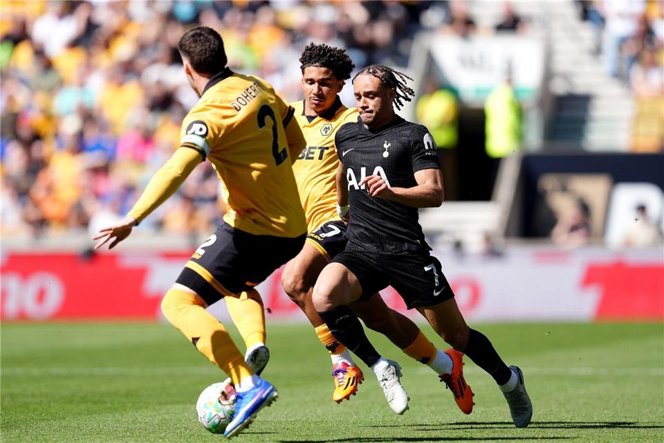 Tottenham Hotspur um den Ex-Leipziger Xavi Simons gelang gegen Wolverhampton endlich wieder ein Sieg.Martin Rickett/PA Wire/dpa